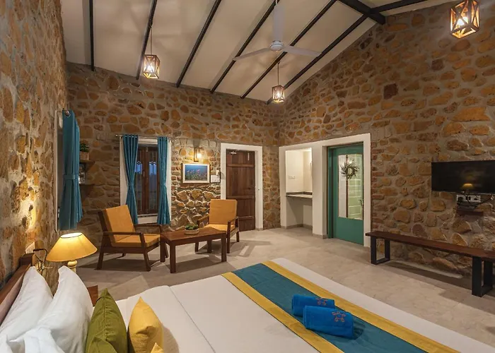 Saffronstays Lake House Bouganvillea, Nashik - Rustic Pool Villa With Great Lake Views And Patio Dining