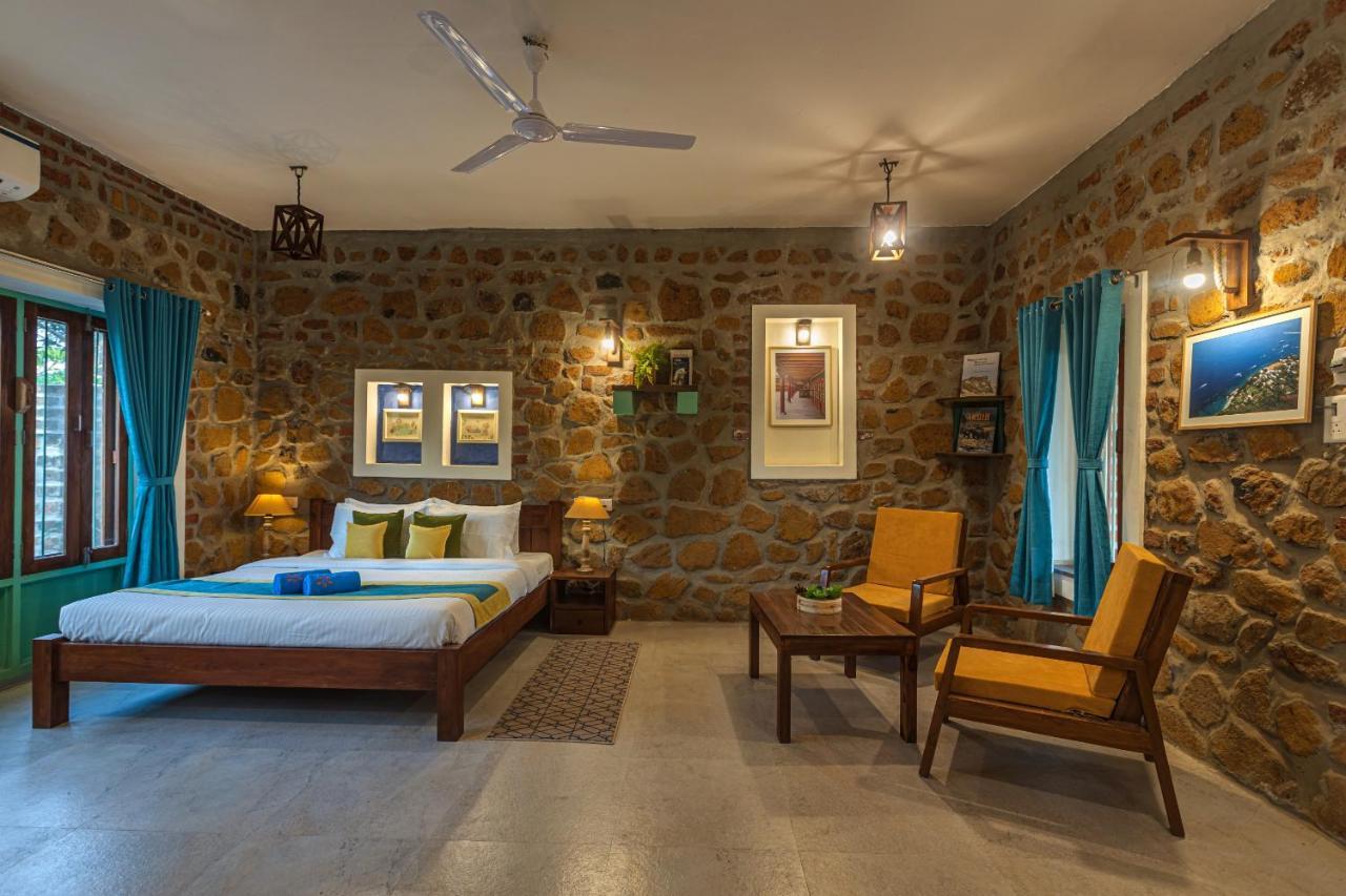 Villa Saffronstays House Bouganvillea: Rustic Lakeside With Pool