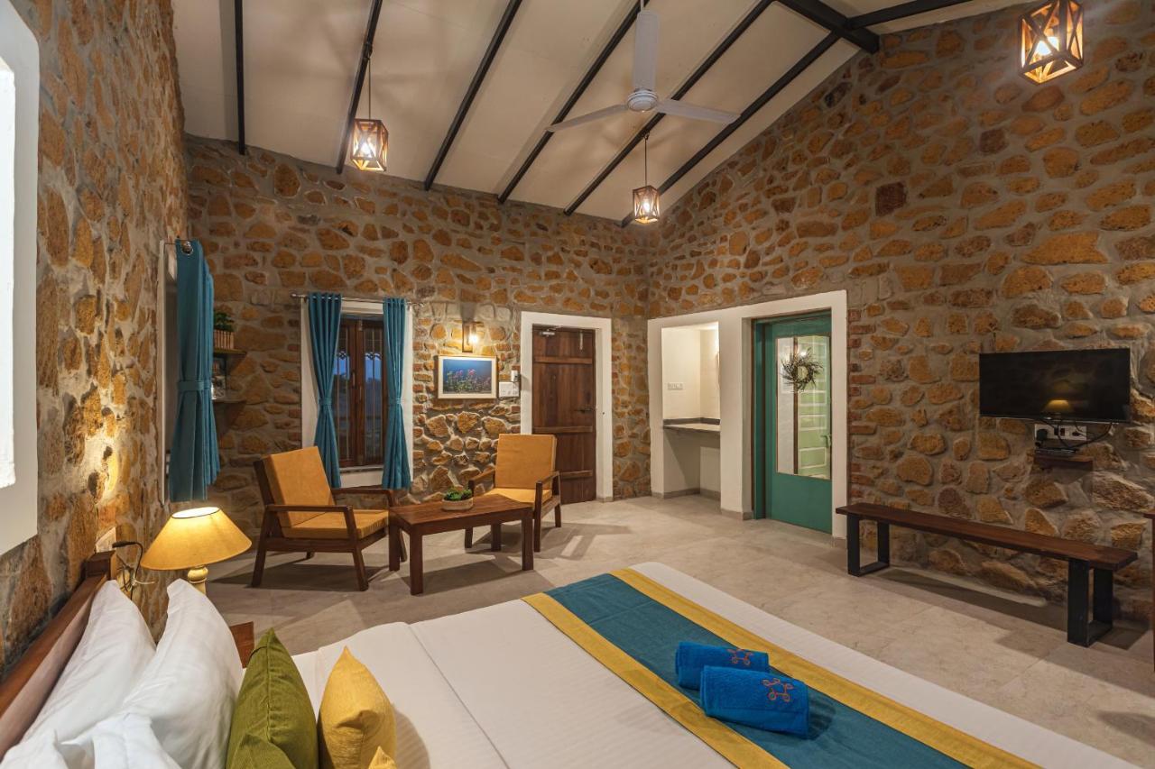 Saffronstays House Bouganvillea: Rustic Lakeside With Pool