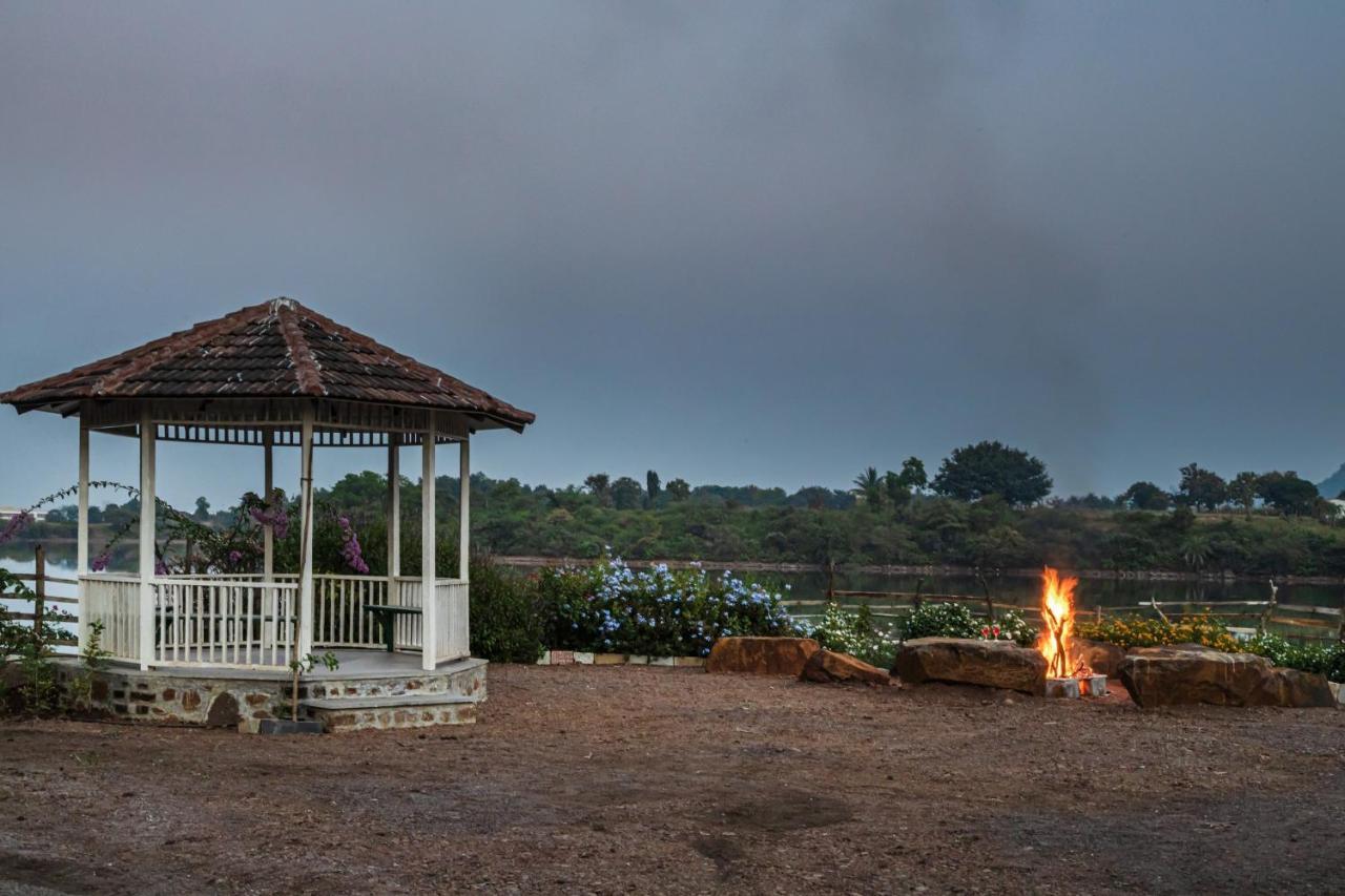 Villa Saffronstays House Bouganvillea: Rustic Lakeside With Pool *