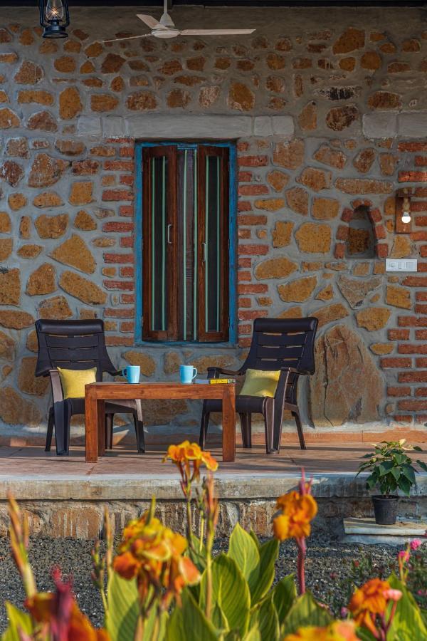 Villa Saffronstays House Bouganvillea: Rustic Lakeside With Pool Nashik