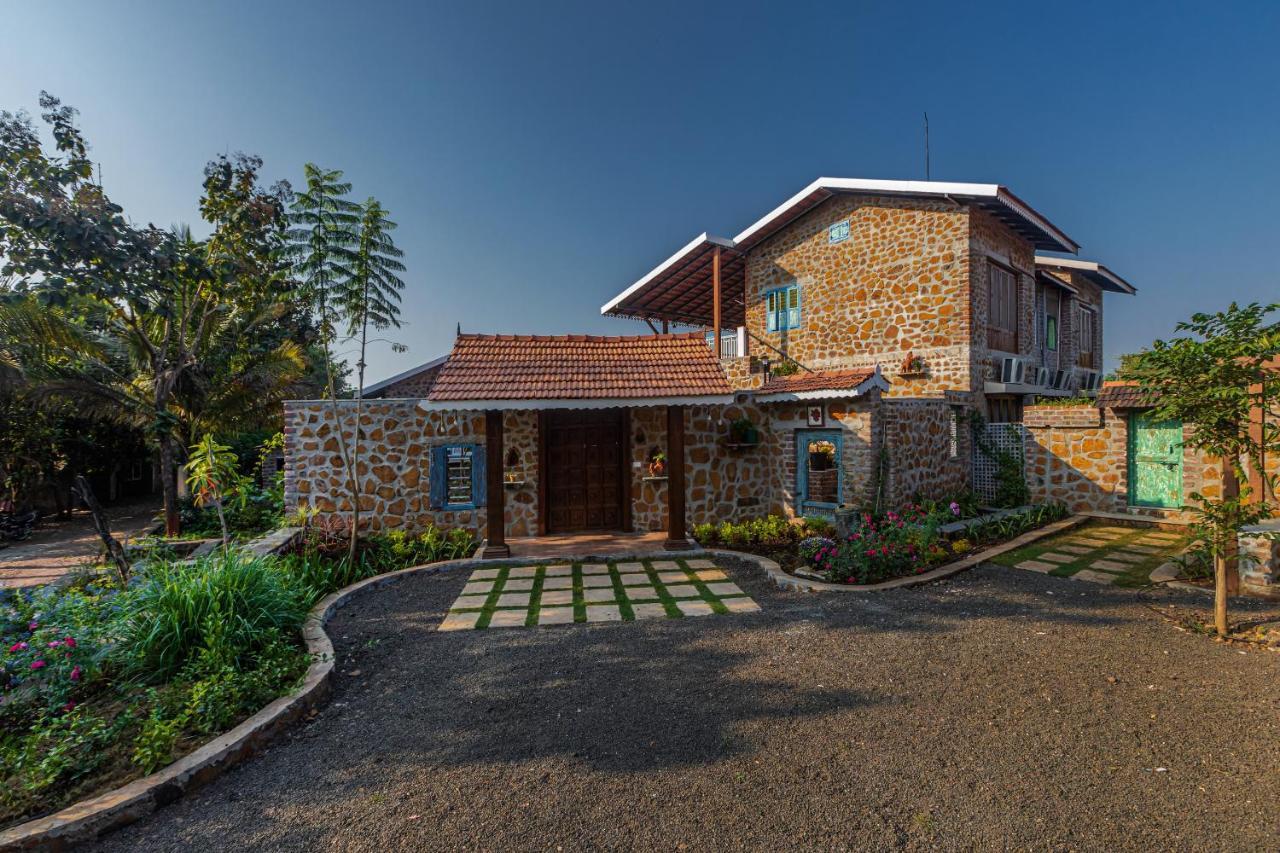 Villa Saffronstays House Bouganvillea: Rustic Lakeside With Pool *