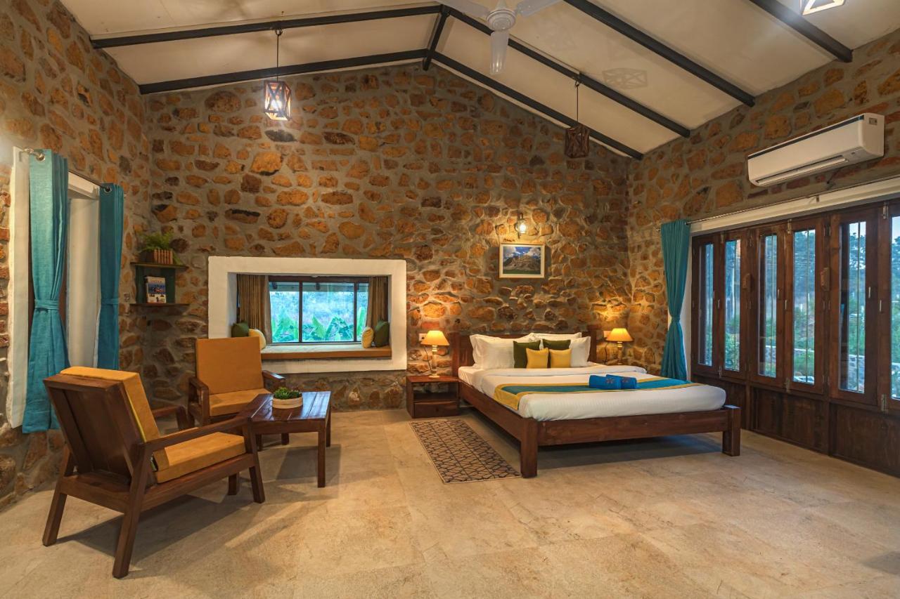 Villa Saffronstays House Bouganvillea: Rustic Lakeside With Pool *