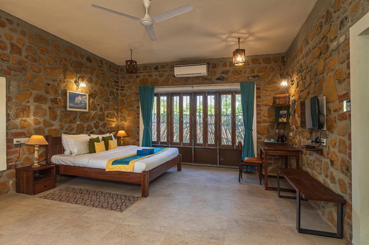 Villa Saffronstays House Bouganvillea: Rustic Lakeside With Pool Nashik