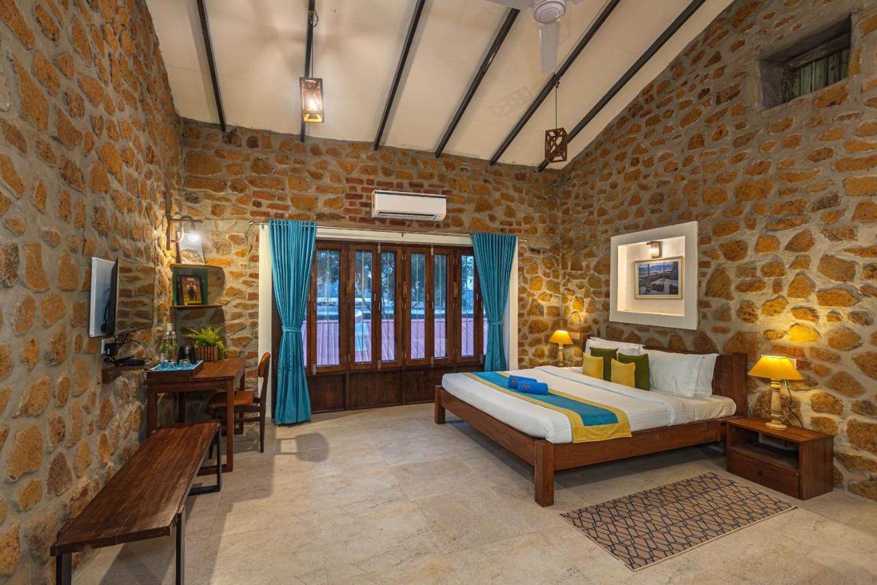 Saffronstays House Bouganvillea: Rustic Lakeside With Pool Nashik
