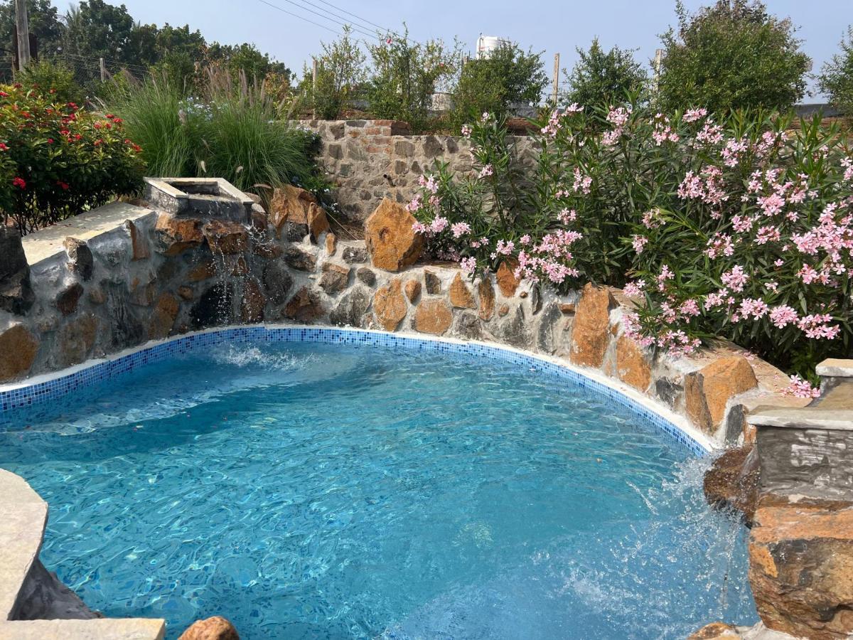 Villa Saffronstays House Bouganvillea: Rustic Lakeside With Pool *